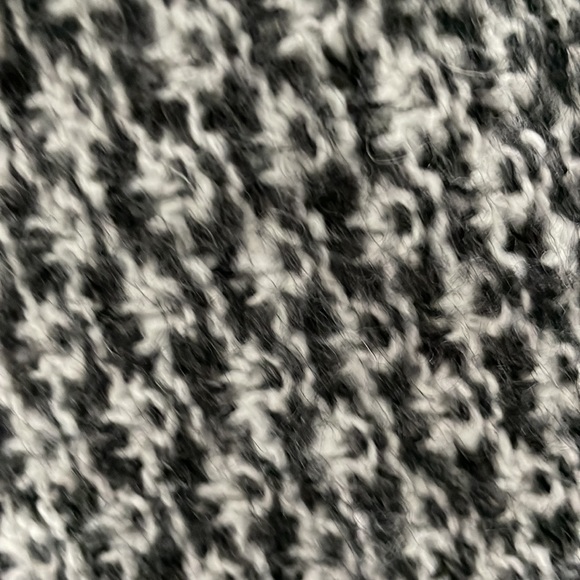 Gorgeous Banana Republic gray and cream sweater.  Size small worn once. - Picture 5 of 5